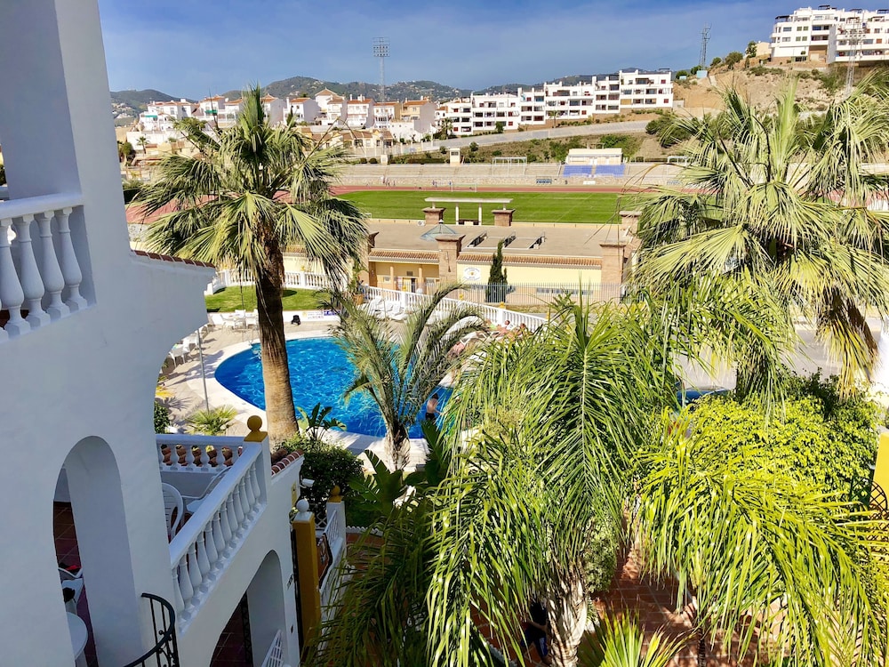 Apartamentos Turísticos Las Rosas de Capistrano — Swimming pool in Nerja, Andalusia