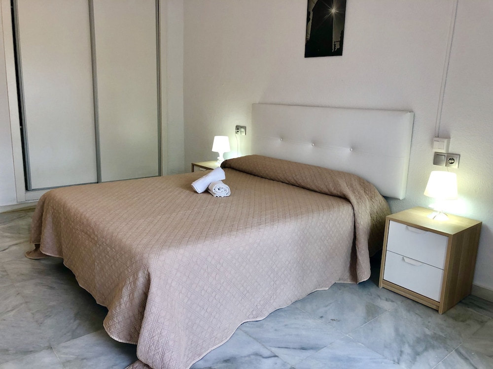 Apartamentos Turísticos Las Rosas de Capistrano — Hotel rooms in Nerja, Andalusia