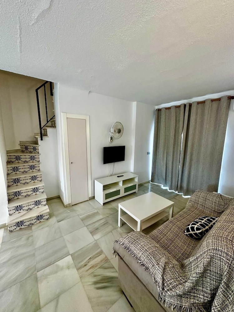 Apartamentos Turísticos Las Rosas de Capistrano — Hotel rooms in Nerja, Andalusia