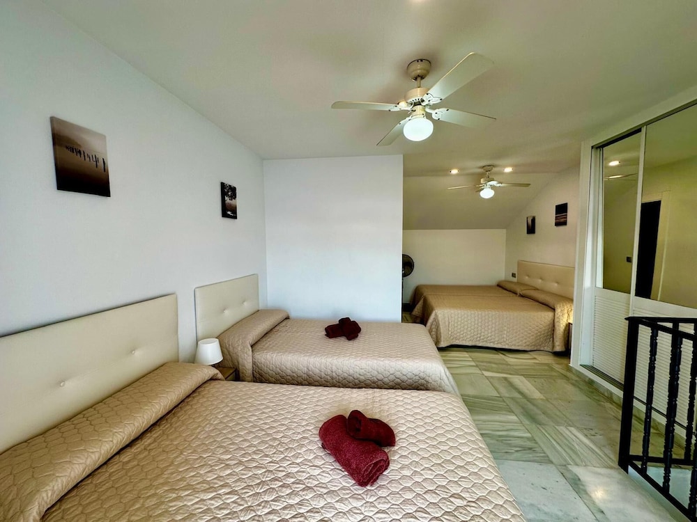 Apartamentos Turísticos Las Rosas de Capistrano — Hotel rooms in Nerja, Andalusia