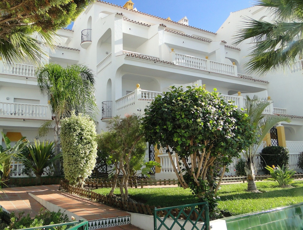 Apartamentos Turísticos Las Rosas de Capistrano — Hotel building in Nerja, Andalusia