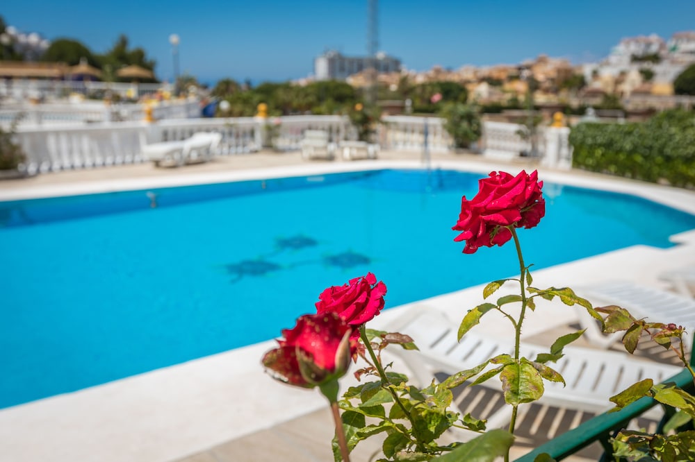 Apartamentos Turísticos Las Rosas de Capistrano — Swimming pool in Nerja, Andalusia
