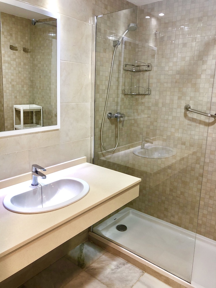 Apartamentos Turísticos Las Rosas de Capistrano — Hotel rooms in Nerja, Andalusia