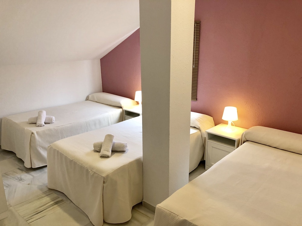 Apartamentos Turísticos Las Rosas de Capistrano — Hotel rooms in Nerja, Andalusia