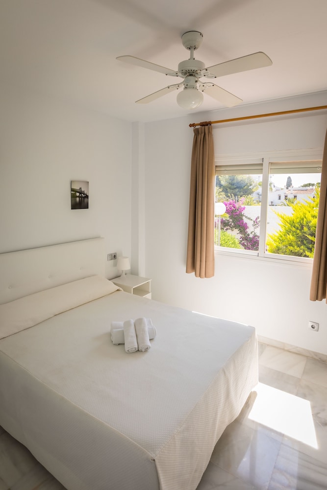 Apartamentos Turísticos Las Rosas de Capistrano — Hotel rooms in Nerja, Andalusia