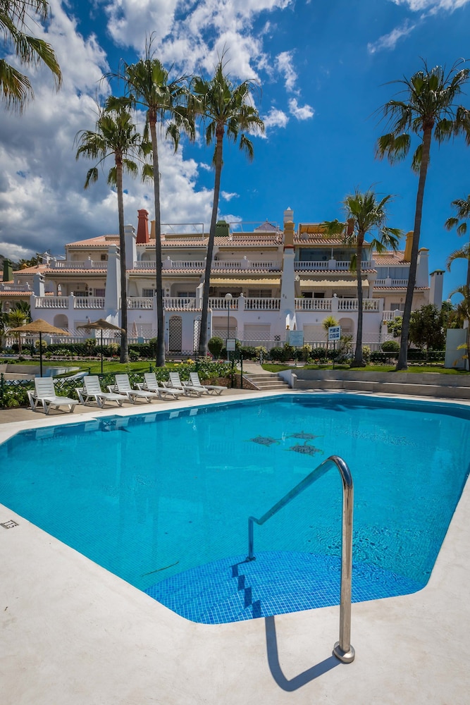 Apartamentos Turísticos Las Rosas de Capistrano — Swimming pool in Nerja, Andalusia