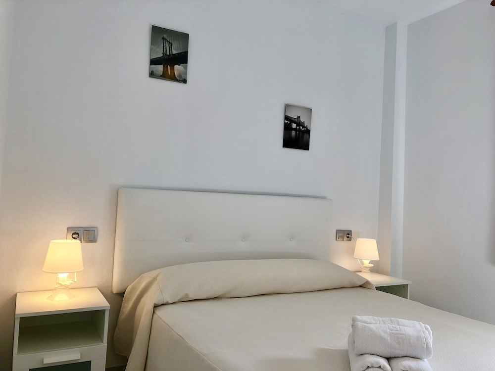 Apartamentos Turísticos Las Rosas de Capistrano — Hotel rooms in Nerja, Andalusia
