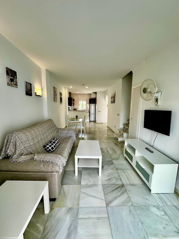 Apartamentos Turísticos Las Rosas de Capistrano — Hotel rooms in Nerja, Andalusia