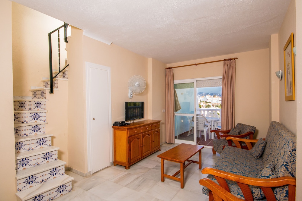 Apartamentos Turísticos Las Rosas de Capistrano — Hotel rooms in Nerja, Andalusia
