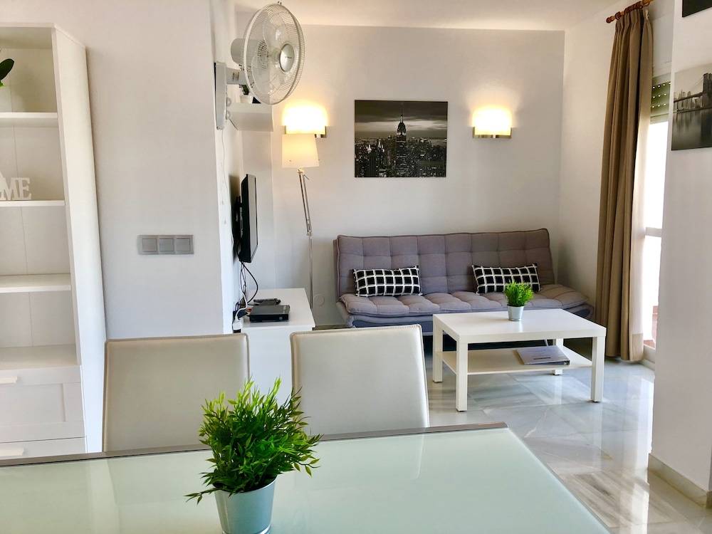 Apartamentos Turísticos Las Rosas de Capistrano — Hotel rooms in Nerja, Andalusia