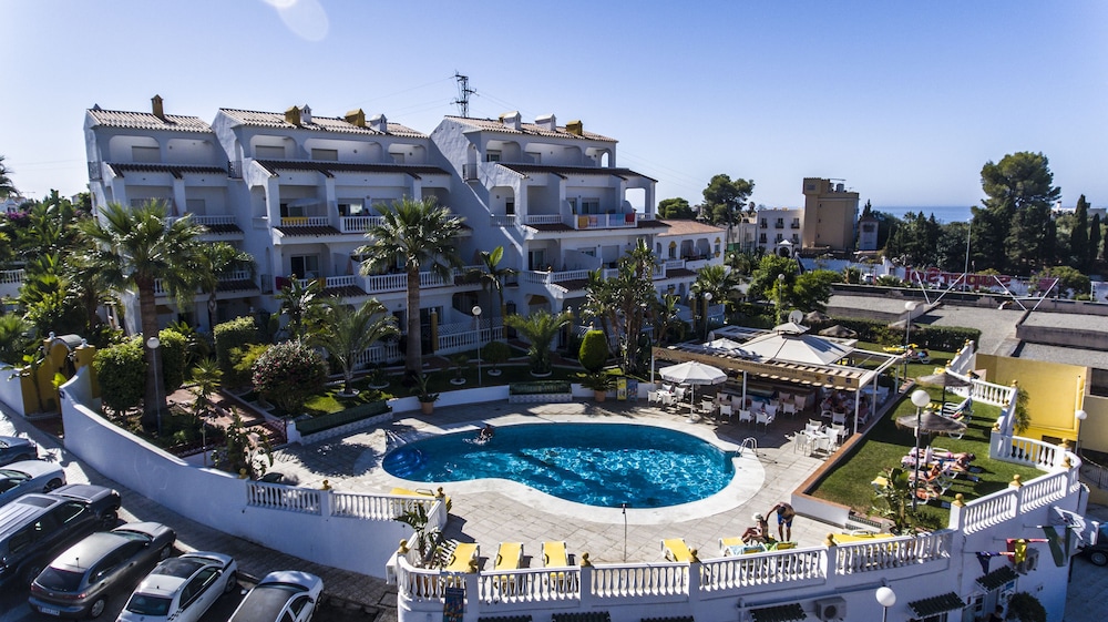 Apartamentos Turísticos Las Rosas de Capistrano — Swimming pool in Nerja, Andalusia
