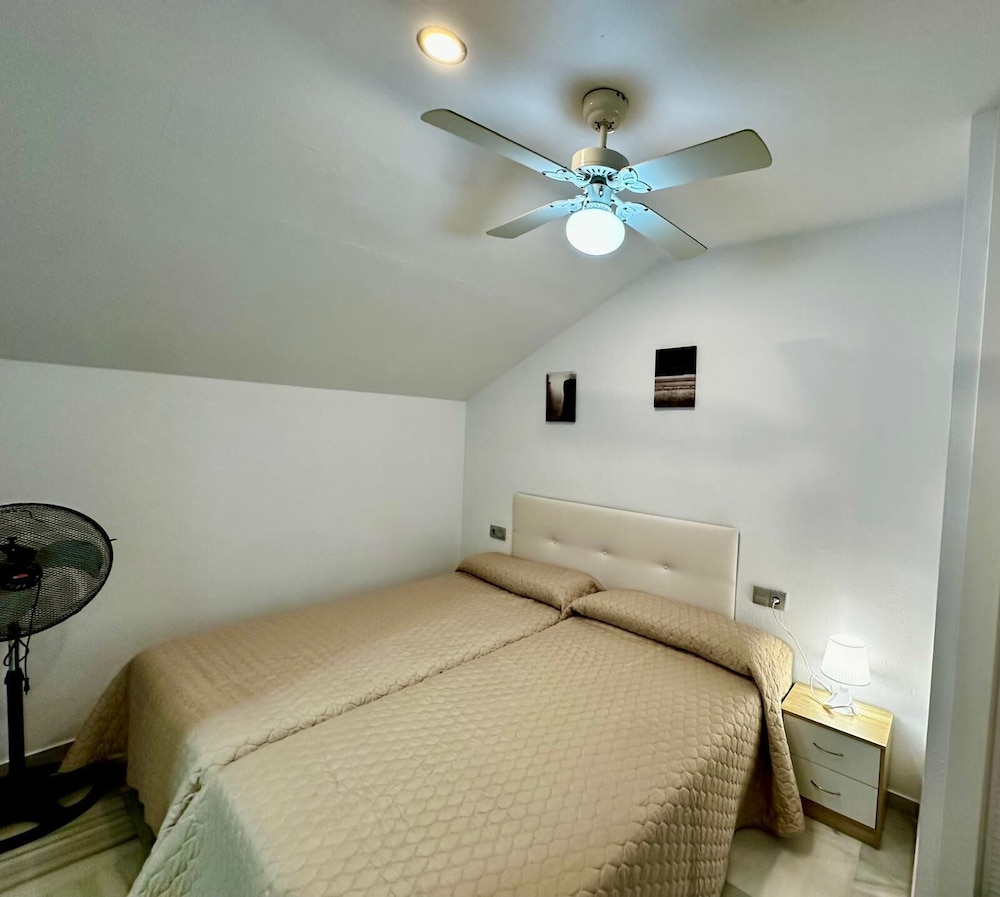 Apartamentos Turísticos Las Rosas de Capistrano — Hotel rooms in Nerja, Andalusia