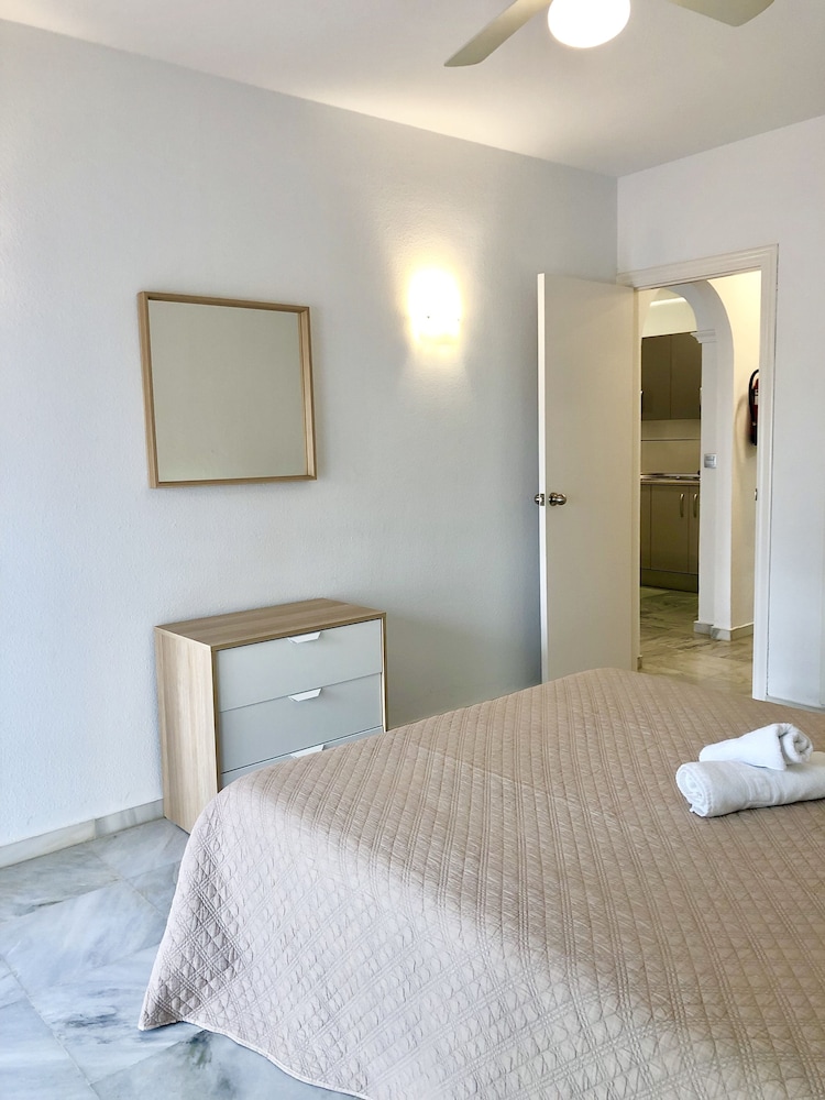 Apartamentos Turísticos Las Rosas de Capistrano — Hotel rooms in Nerja, Andalusia