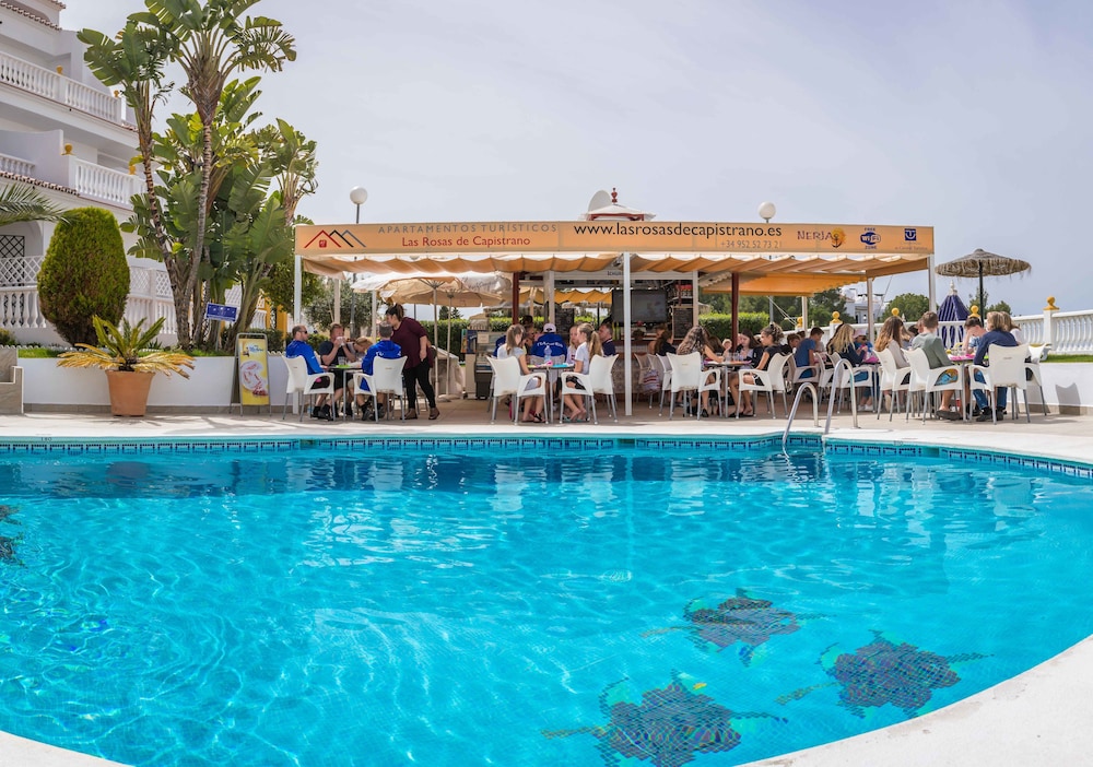 Apartamentos Turísticos Las Rosas de Capistrano — Swimming pool in Nerja, Andalusia