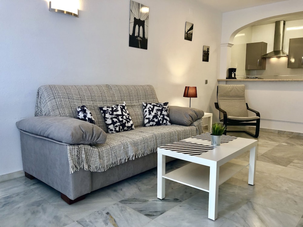 Apartamentos Turísticos Las Rosas de Capistrano — Hotel rooms in Nerja, Andalusia