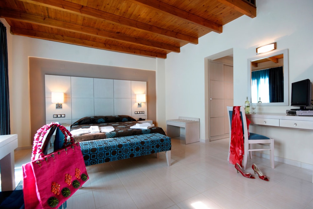 Theros Hotel — Hotel rooms in Platanias