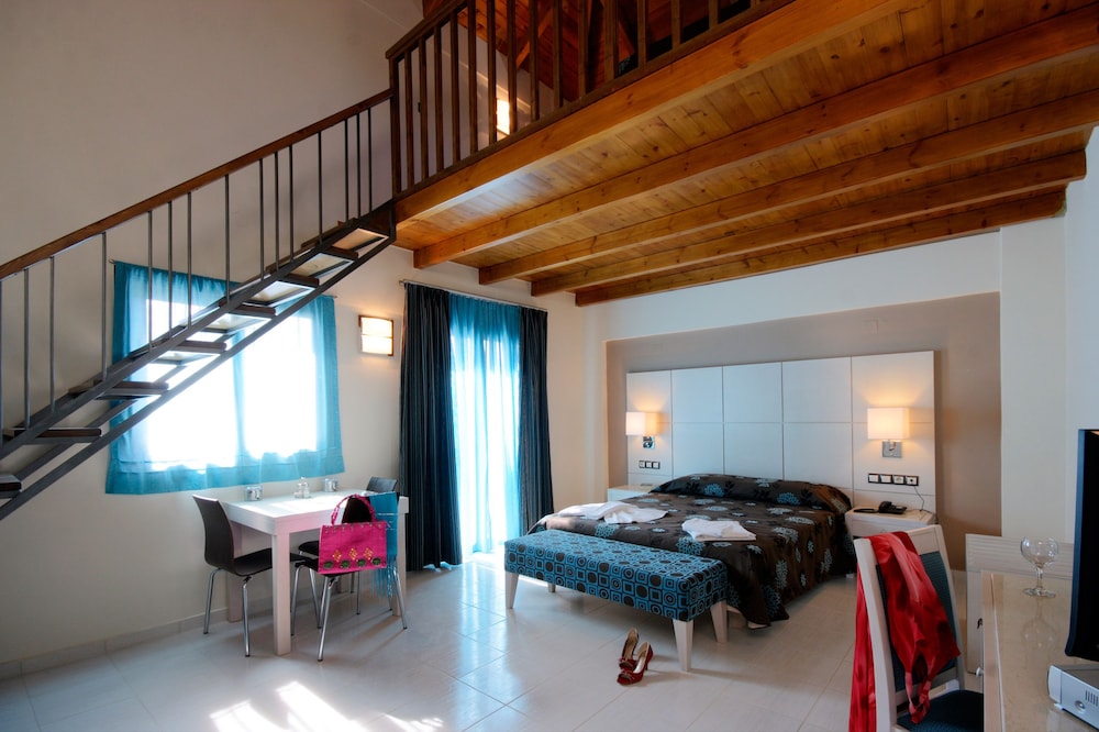Theros Hotel — Hotel rooms in Platanias