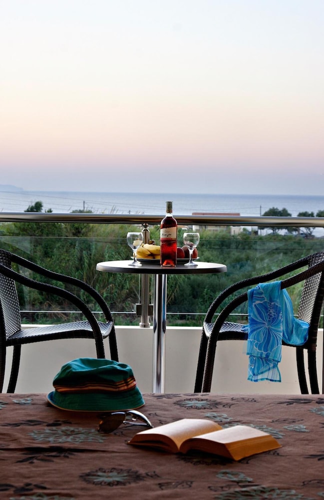 Theros Hotel — Hotel rooms in Platanias
