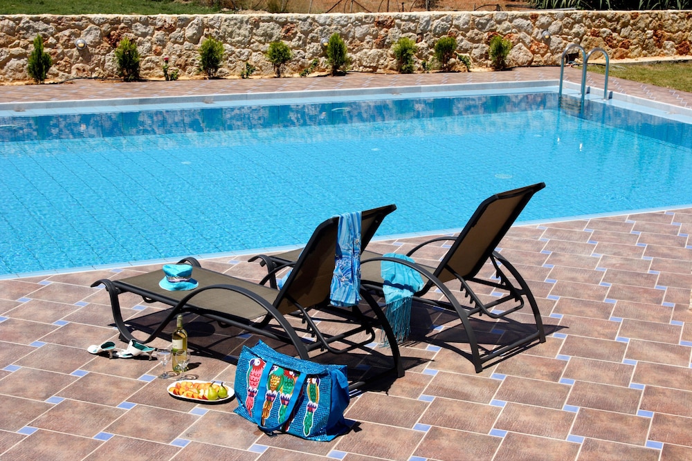 Theros Hotel — Swimming pool in Platanias