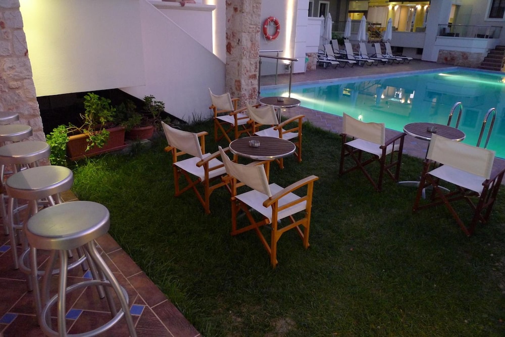 Theros Hotel — Swimming pool in Platanias