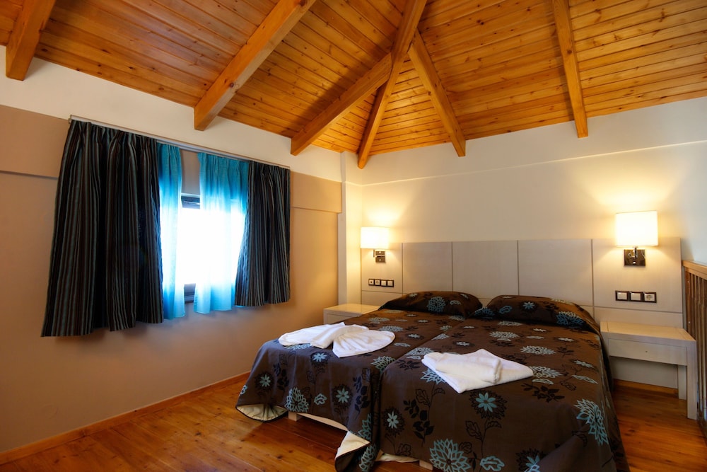Theros Hotel — Hotel rooms in Platanias