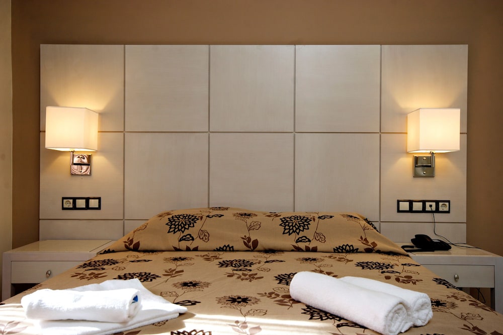 Theros Hotel — Hotel rooms in Platanias