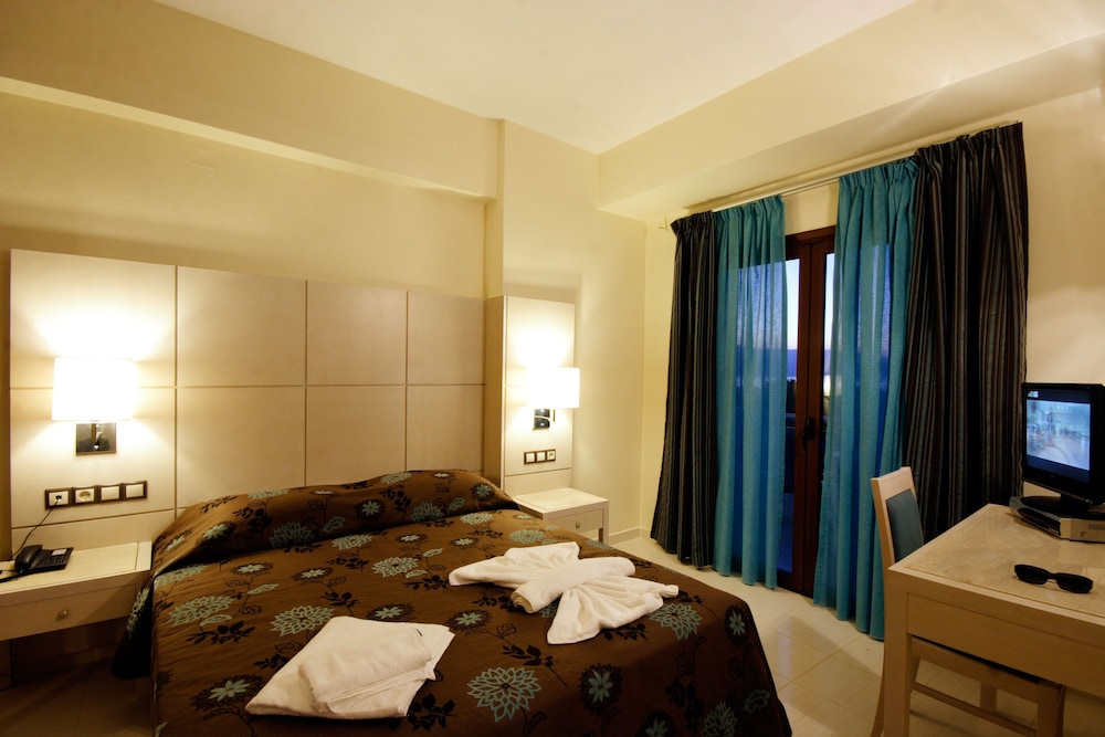 Theros Hotel — Hotel rooms in Platanias