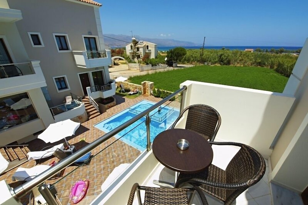 Theros Hotel — Swimming pool in Platanias