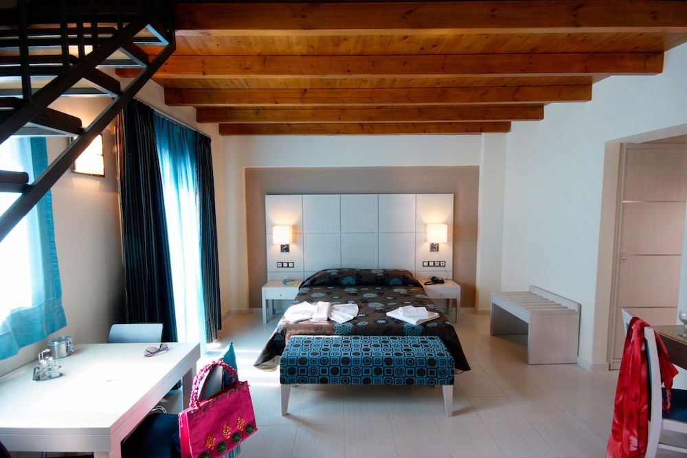 Theros Hotel — Hotel rooms in Platanias