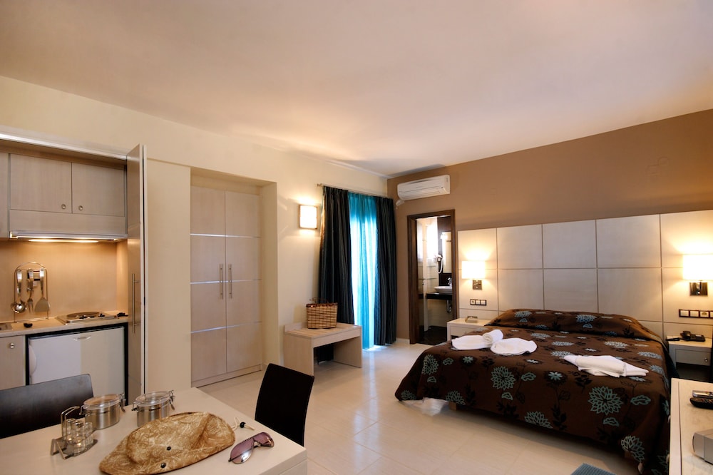 Theros Hotel — Hotel rooms in Platanias