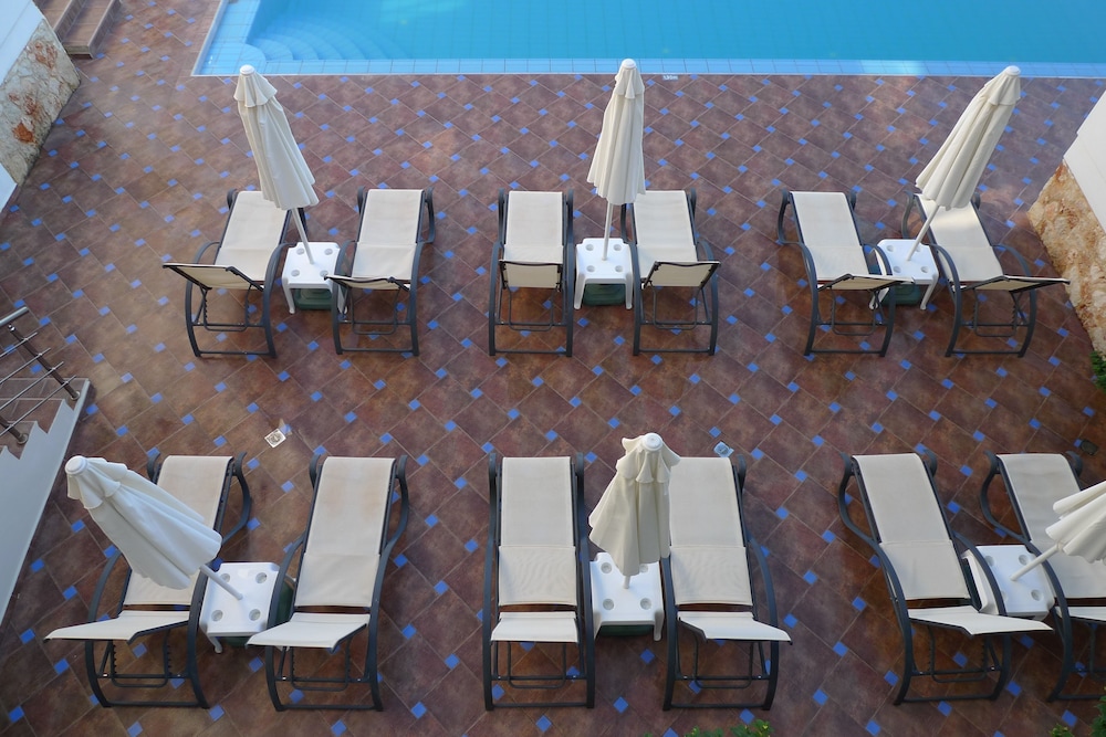 Theros Hotel — Swimming pool in Platanias