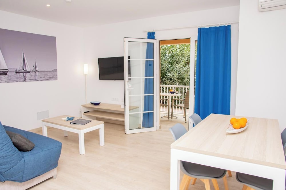 Apartamentos Maribel — Hotel rooms in Cala Blanca, Balearic Islands