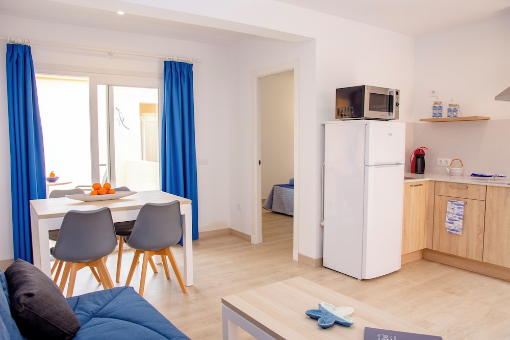 Apartamentos Maribel — Hotel rooms in Cala Blanca, Balearic Islands