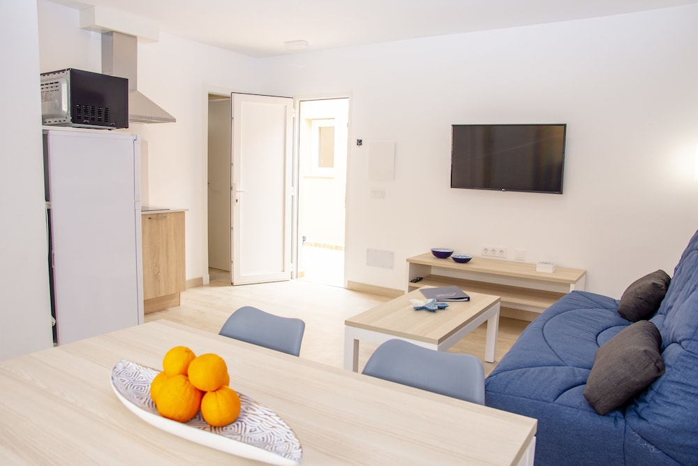 Apartamentos Maribel — Hotel rooms in Cala Blanca, Balearic Islands