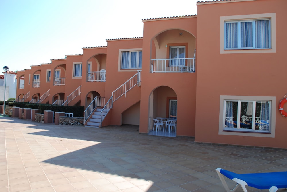 Apartamentos Maribel — Hotel building in Cala Blanca, Balearic Islands