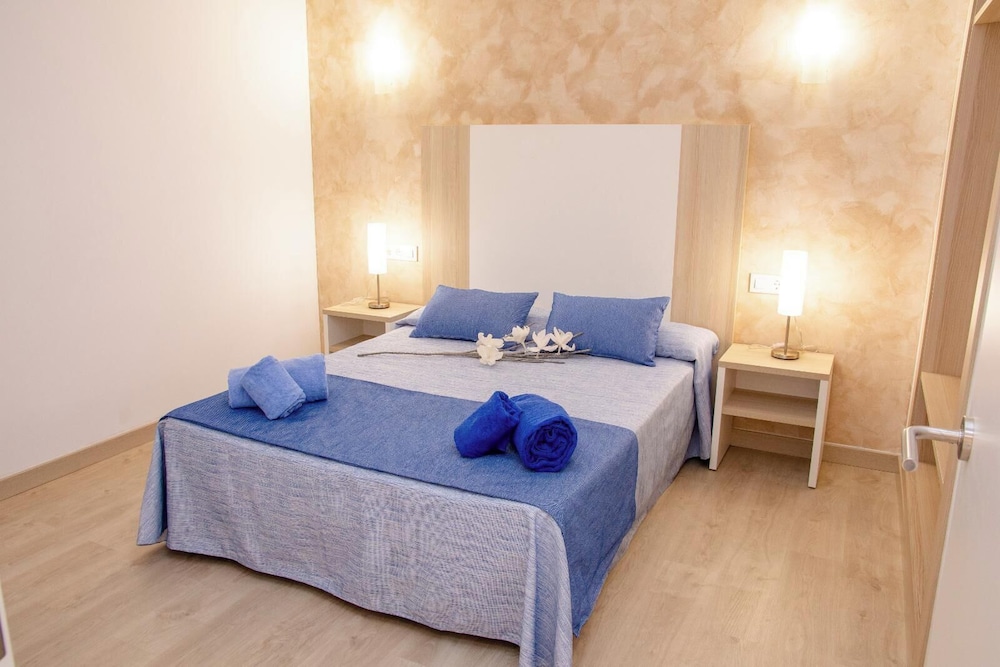 Apartamentos Maribel — Hotel rooms in Cala Blanca, Balearic Islands