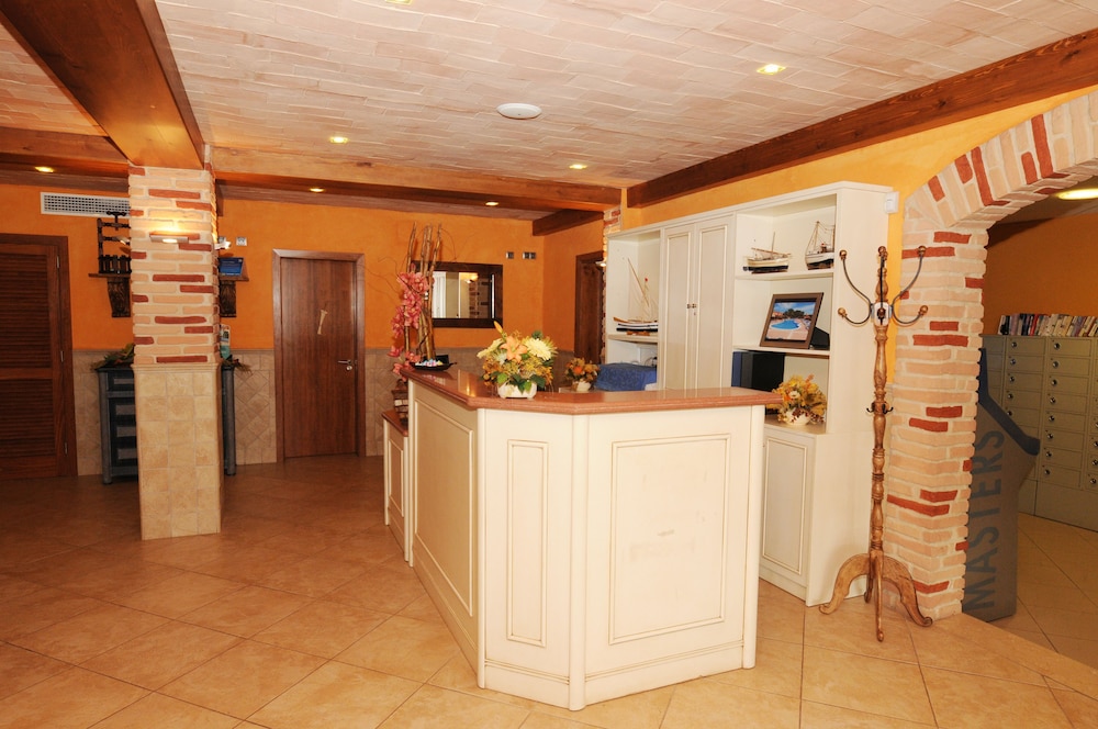 Apartamentos Maribel — Hotel building in Cala Blanca, Balearic Islands