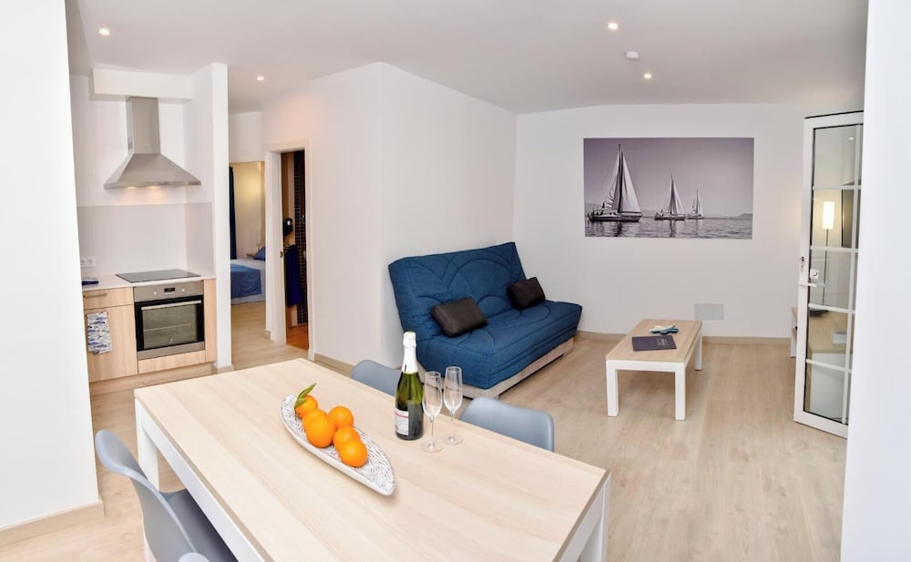 Apartamentos Maribel — Hotel rooms in Cala Blanca, Balearic Islands