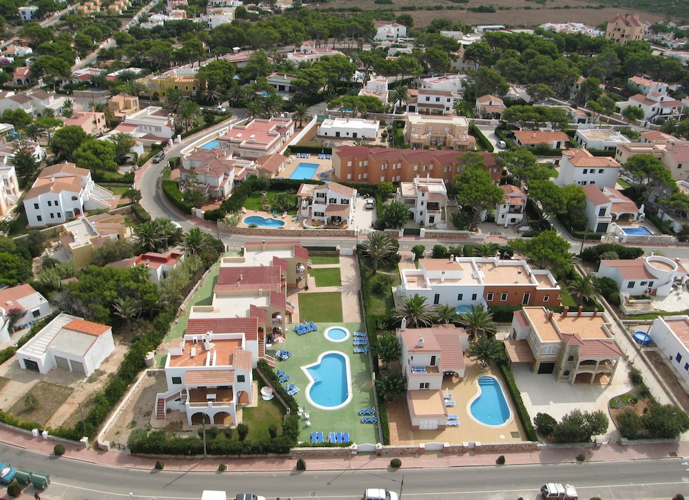 Apartamentos Maribel — Hotel building in Cala Blanca, Balearic Islands
