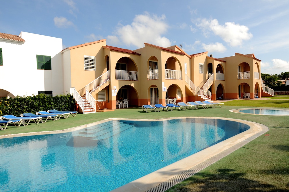 Apartamentos Maribel — Hotel building in Cala Blanca, Balearic Islands