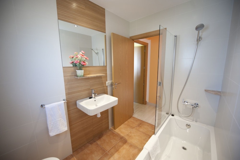 Apartamentos Maribel — Hotel rooms in Cala Blanca, Balearic Islands