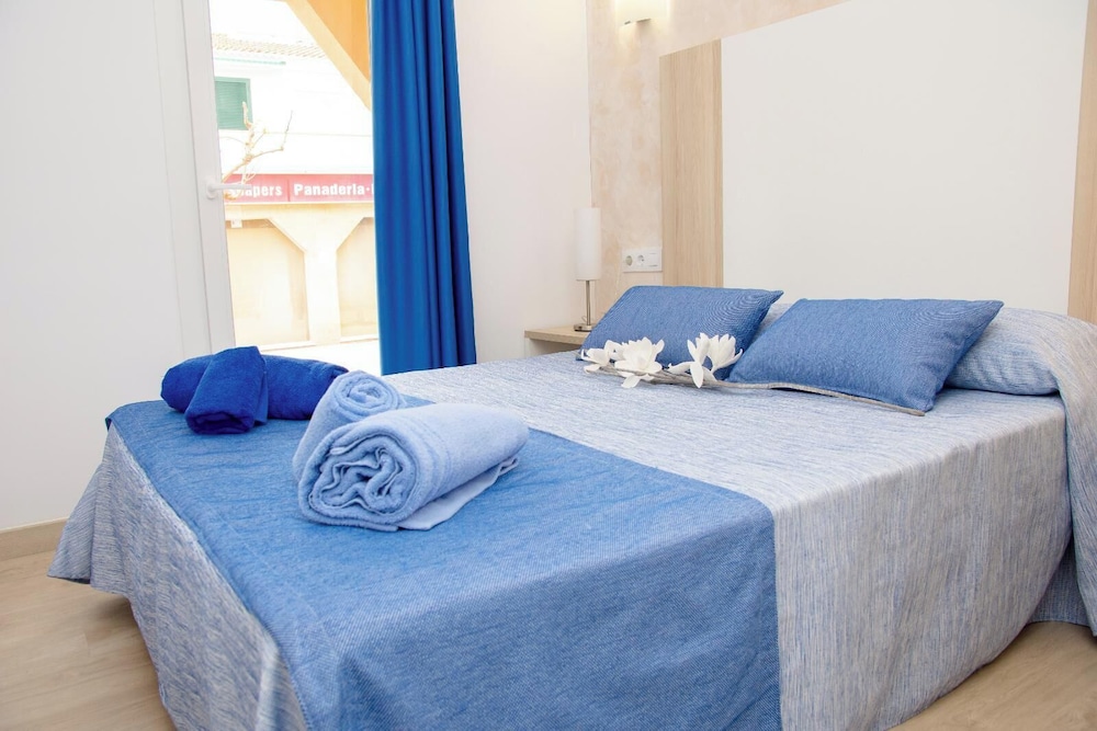 Apartamentos Maribel — Hotel rooms in Cala Blanca, Balearic Islands