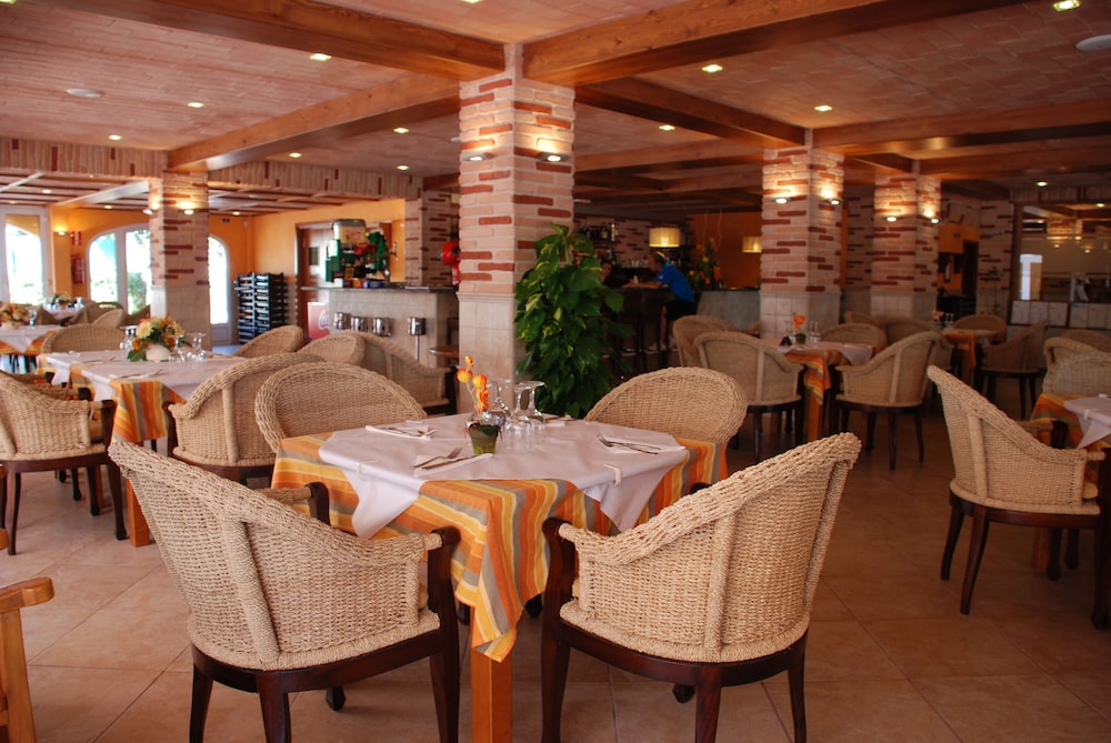 Apartamentos Maribel — Restaurant & bars in Cala Blanca, Balearic Islands