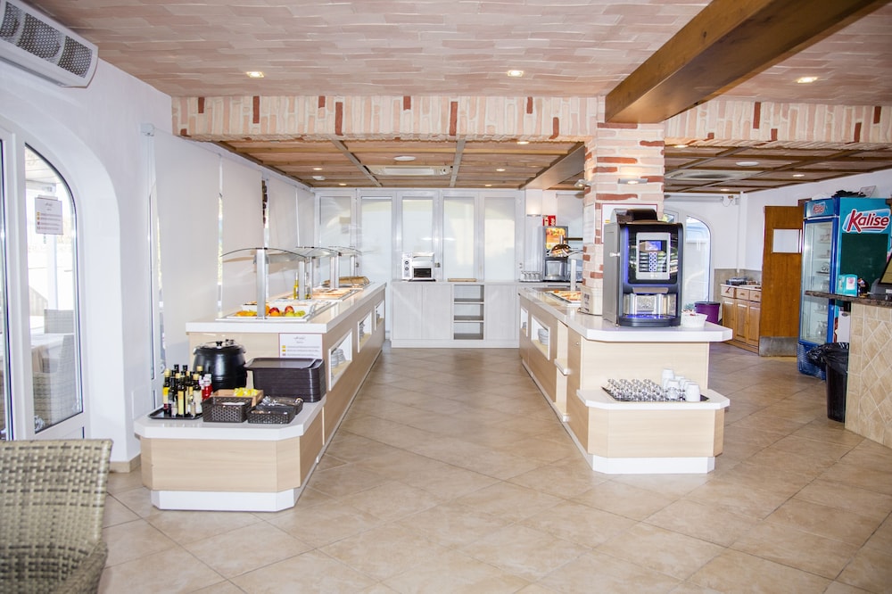 Apartamentos Maribel — Restaurant & bars in Cala Blanca, Balearic Islands