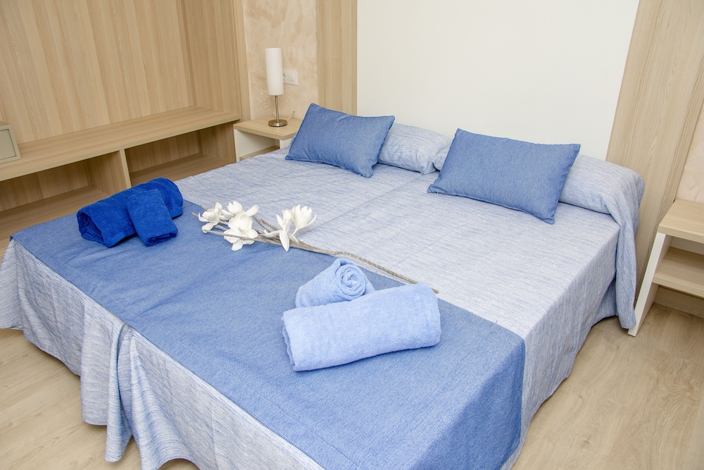 Apartamentos Maribel — Hotel rooms in Cala Blanca, Balearic Islands