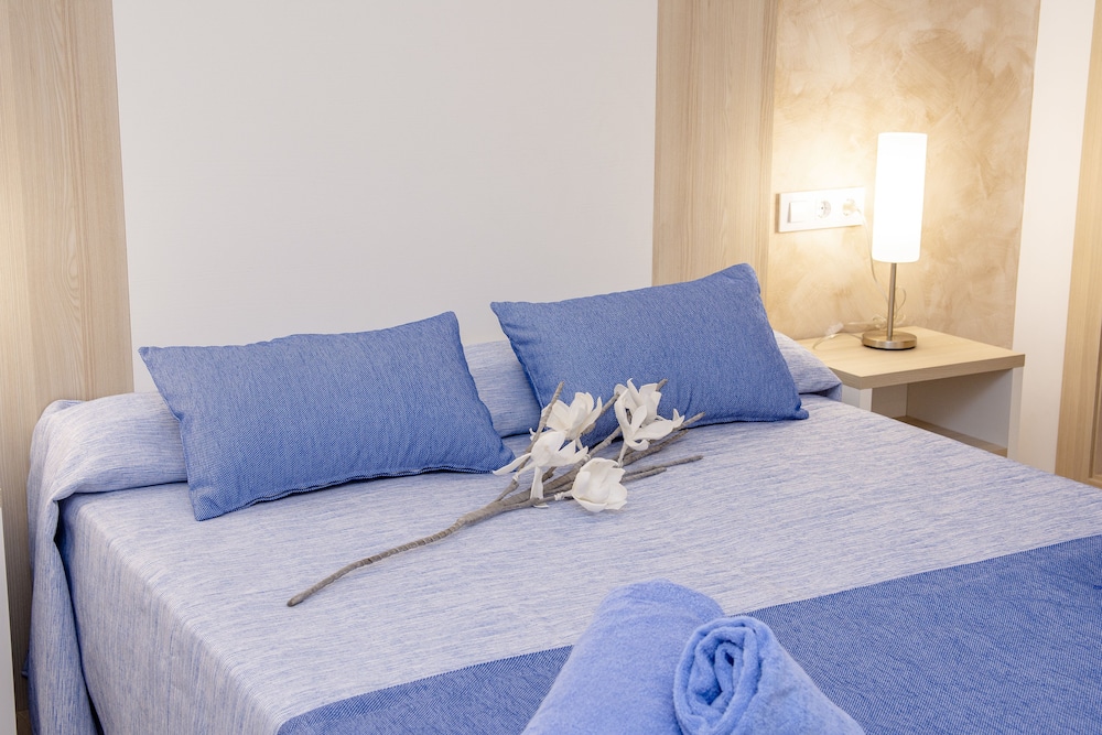 Apartamentos Maribel — Hotel rooms in Cala Blanca, Balearic Islands