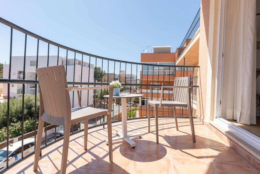 Martinez Apartments — Hotel rooms in Palma Nova, Balearic Islands