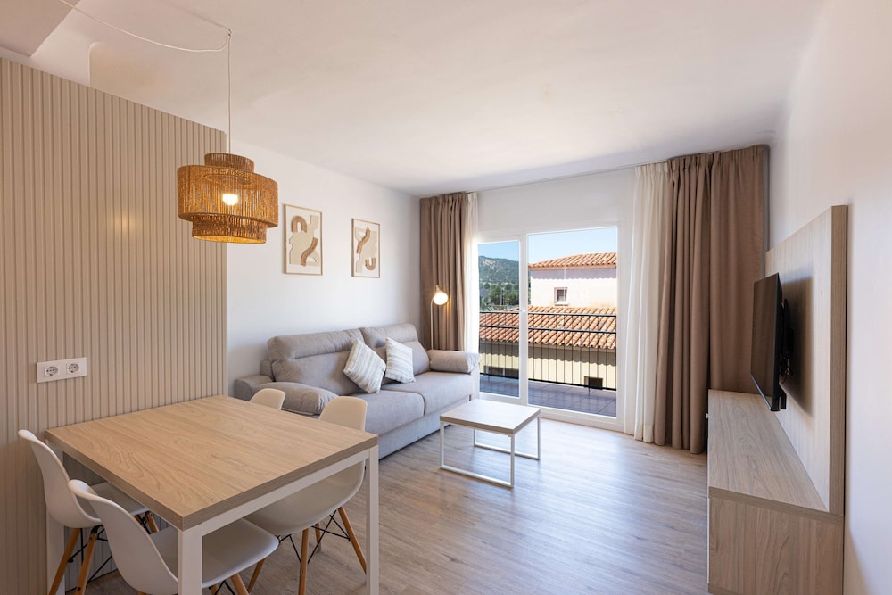 Martinez Apartments — Hotel rooms in Palma Nova, Balearic Islands