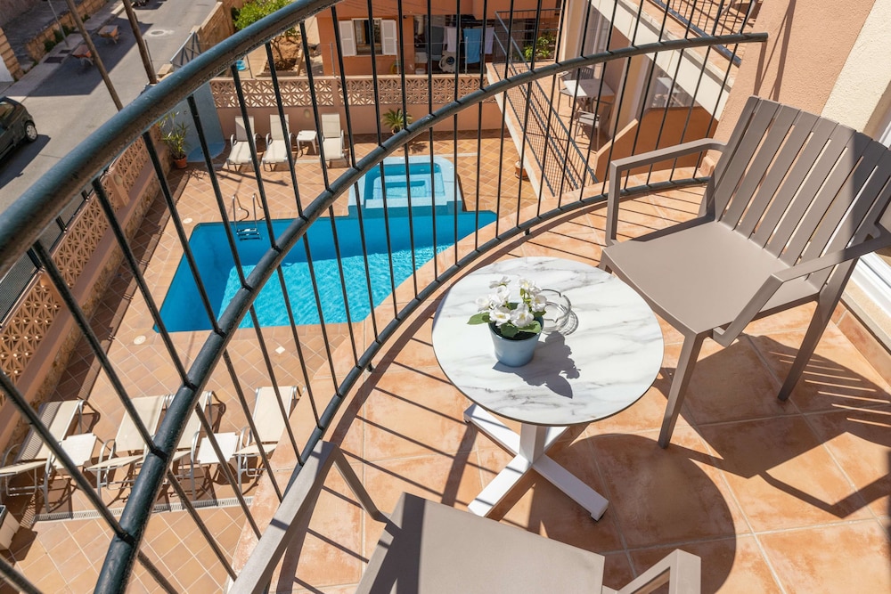 Martinez Apartments — Hotel rooms in Palma Nova, Balearic Islands