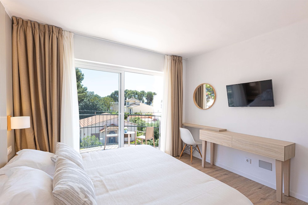 Martinez Apartments — Hotel rooms in Palma Nova, Balearic Islands